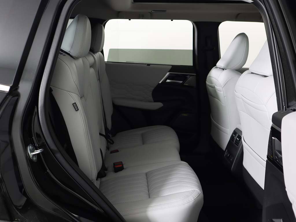 New 2025 Mitsubishi Outlander AWD image 35