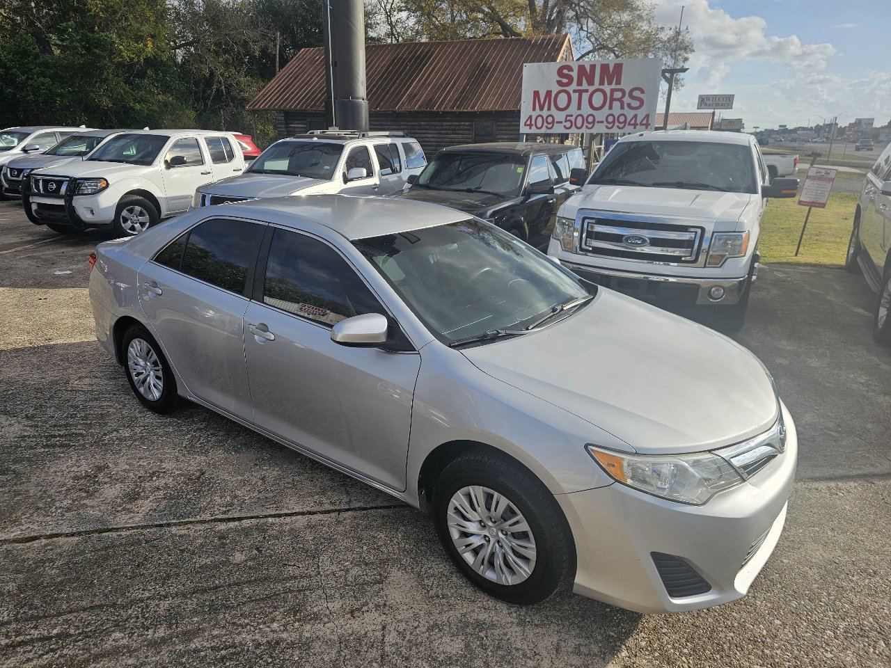 Used 2014 Toyota Camry L image 2