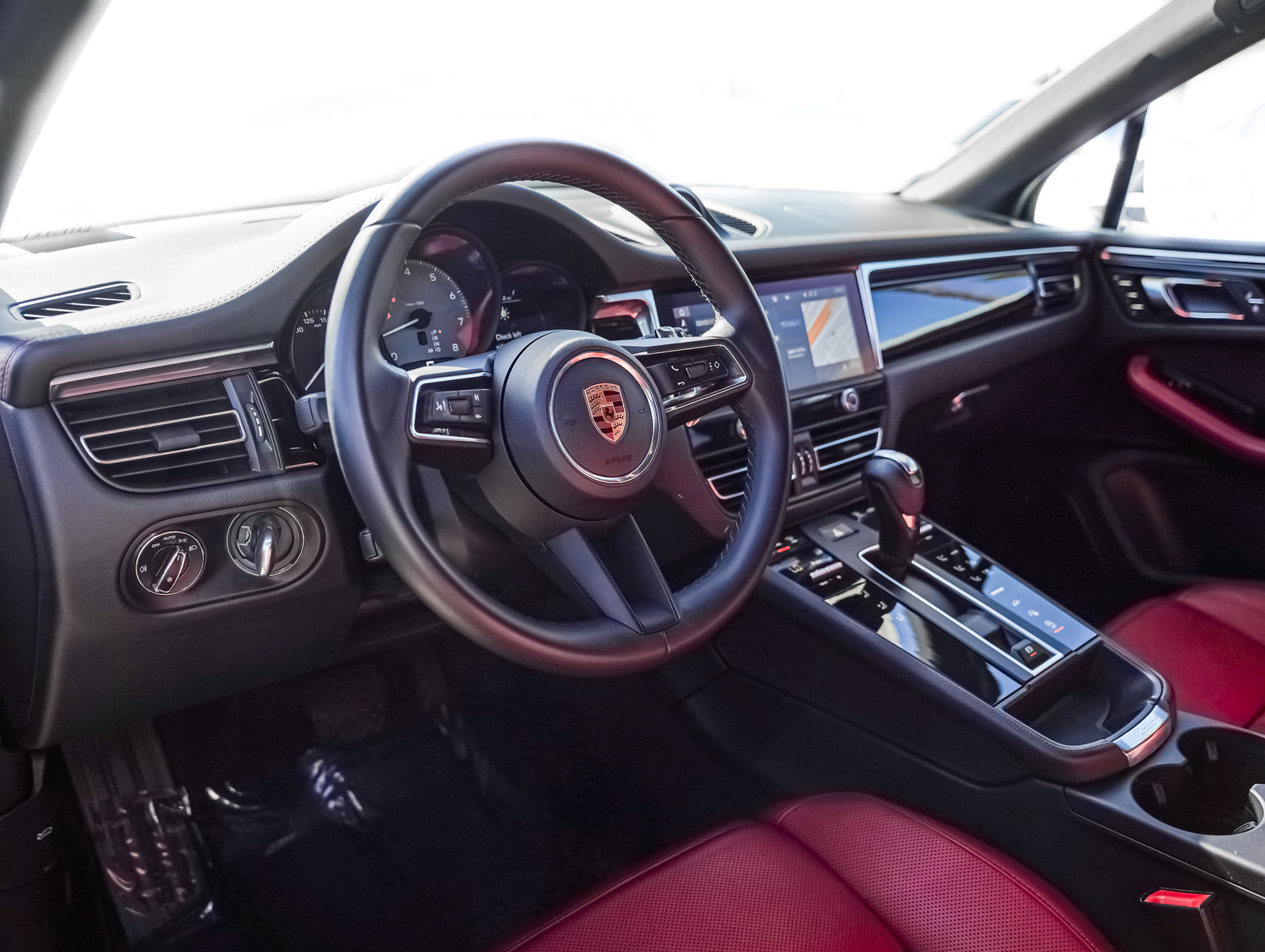 Certified 2022 Porsche Macan S w/ Premium Package Plus image 4