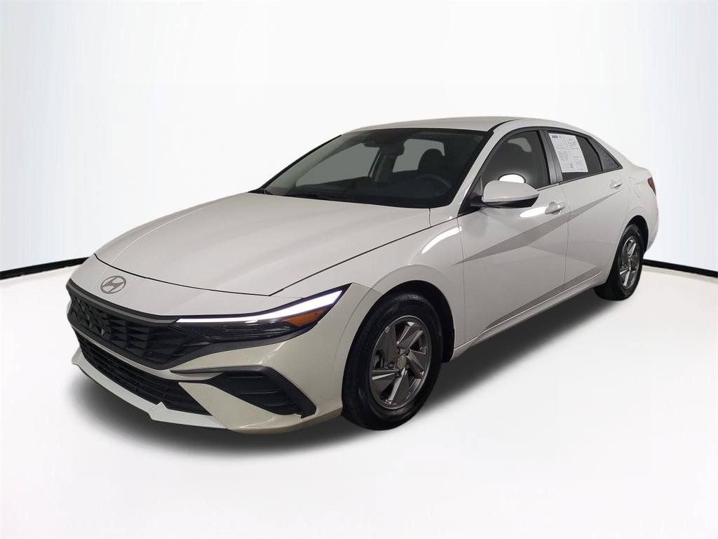 Used 2025 Hyundai Elantra SE FWD image 9