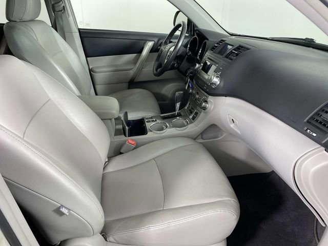 Used 2012 Toyota Highlander SE w/ Tow Pkg image 11