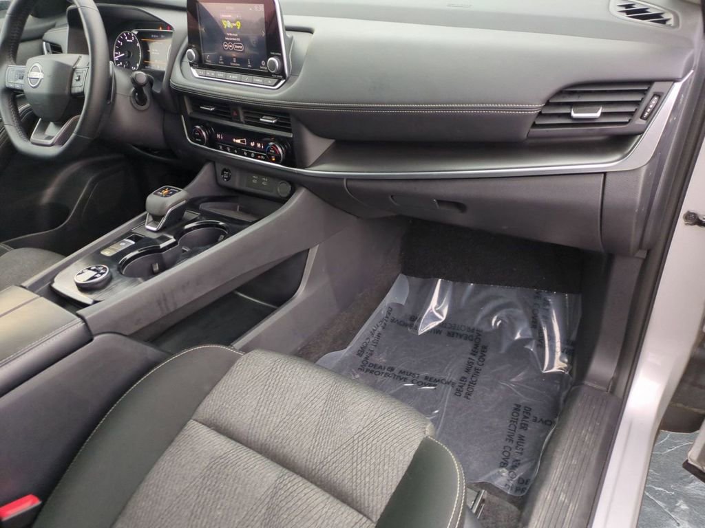 Used 2025 Nissan Rogue SV image 27