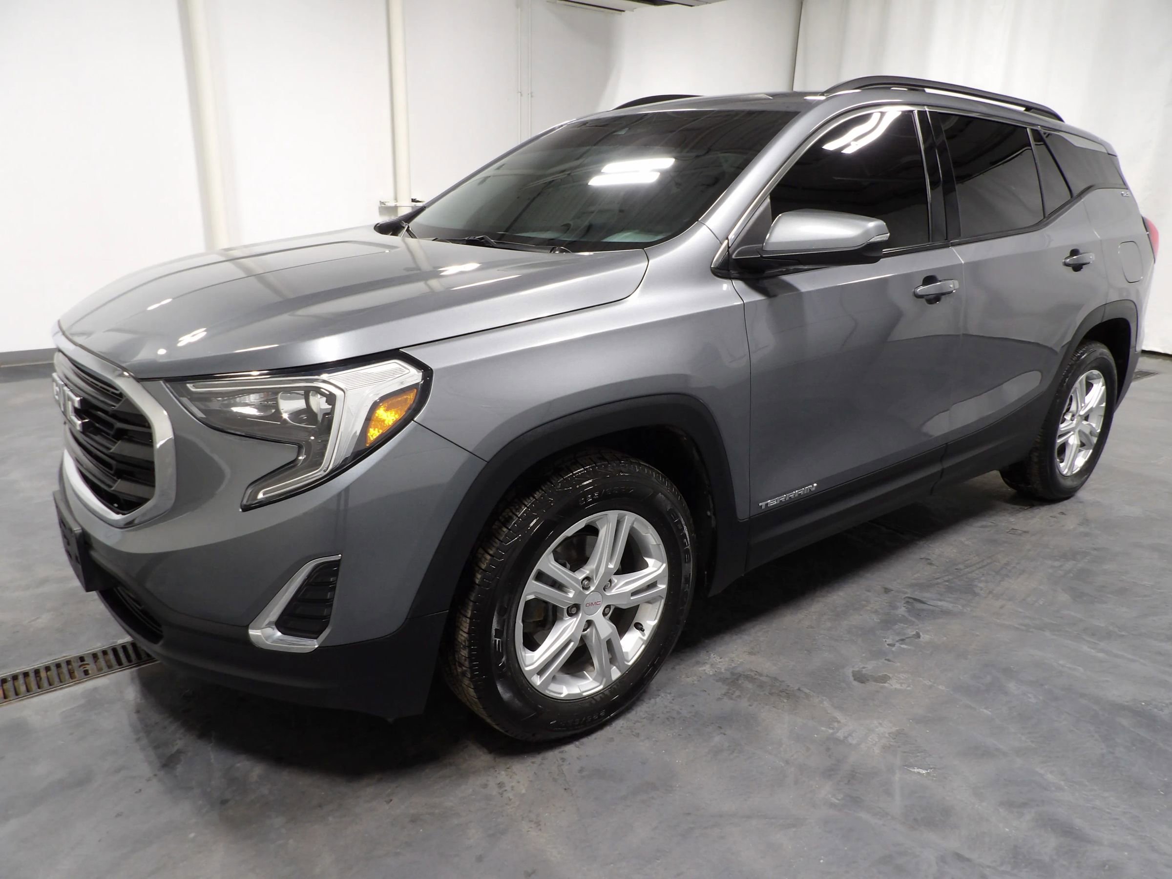 Used 2020 GMC Terrain SLE w/ Driver Convenience Package image 3