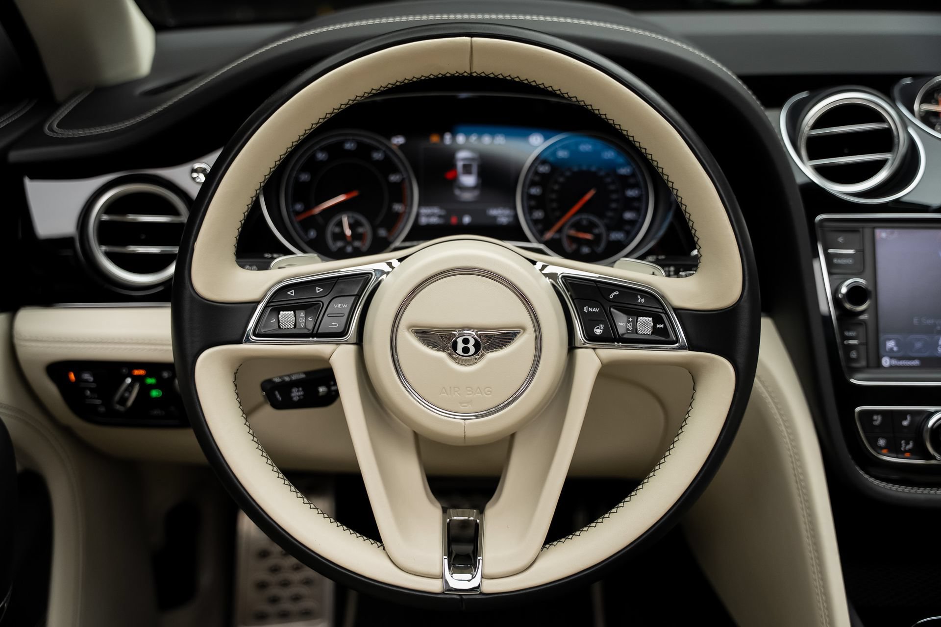 Used 2018 Bentley Bentayga AWD/4WD image 43