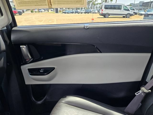 Used 2024 Kia Carnival EX FWD image 11