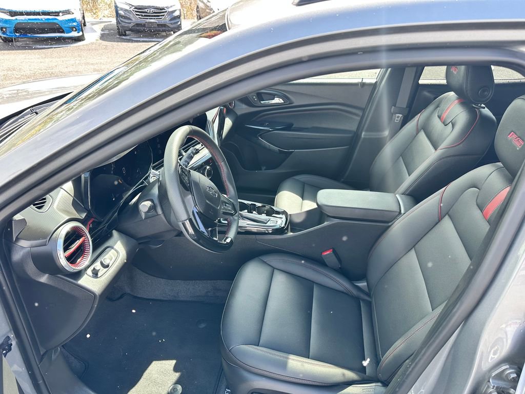 Used 2025 Chevrolet Trax RS w/ Sunroof Package image 17