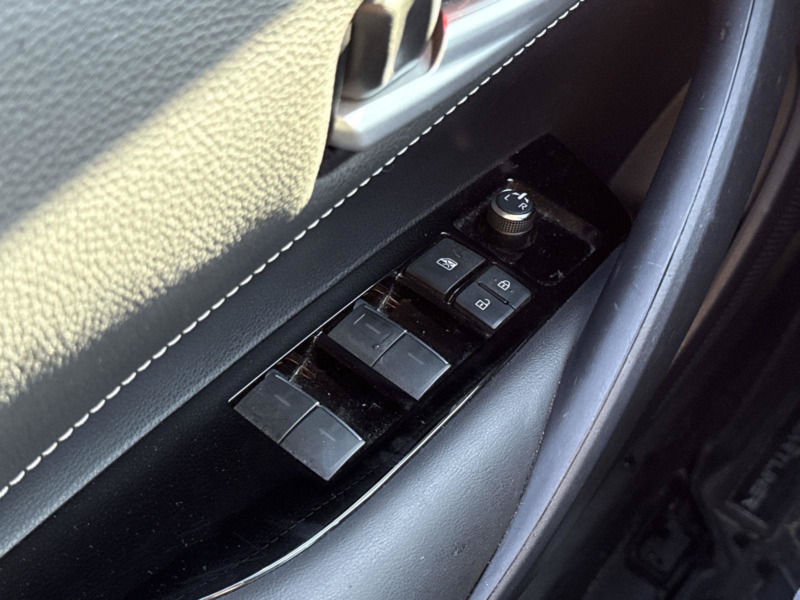 Used 2019 Toyota Corolla SE w/ Carpet Mat Package FWD image 17