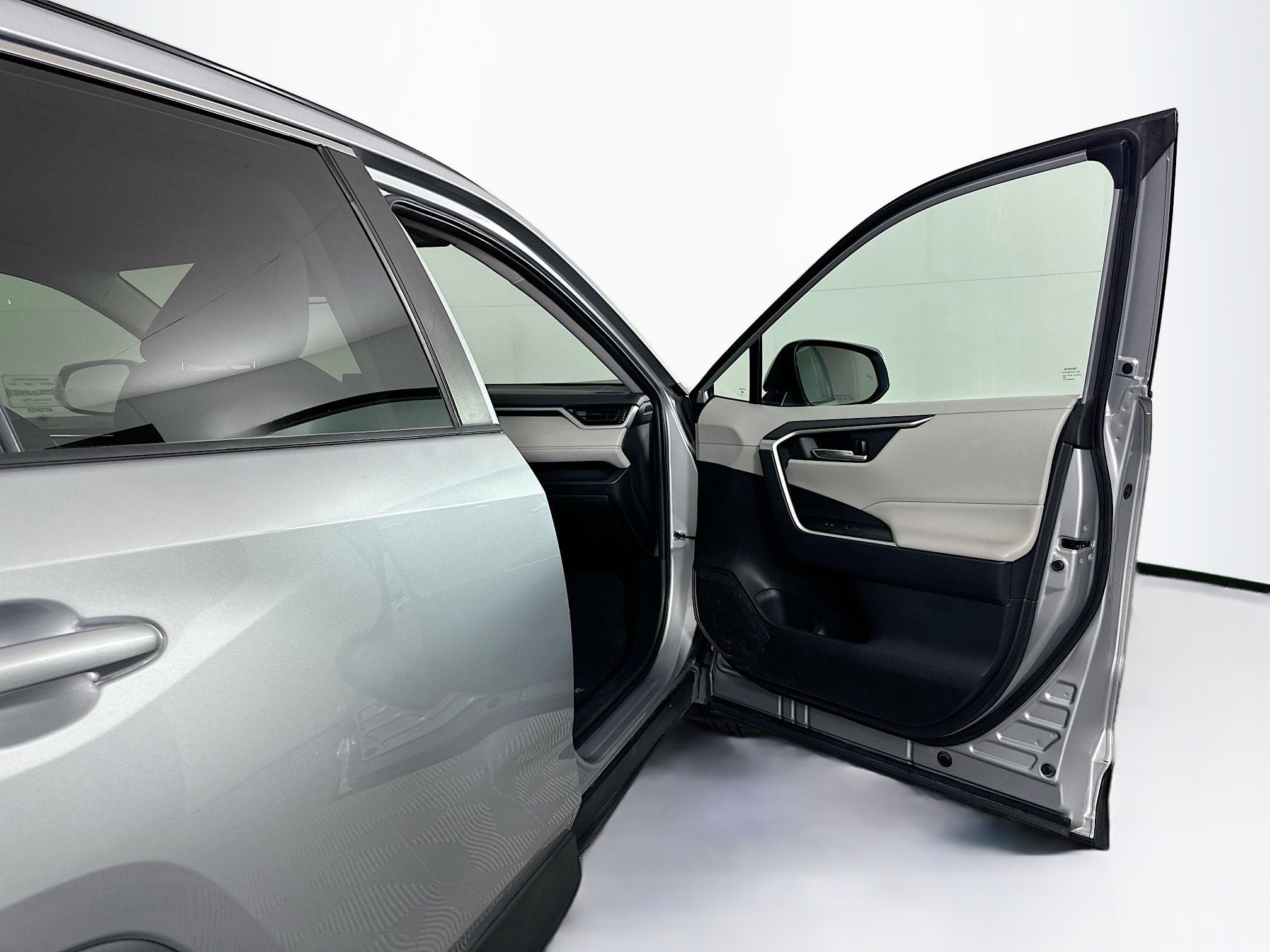 Used 2020 Toyota RAV4 XLE w/ Carpet Mat Package image 30