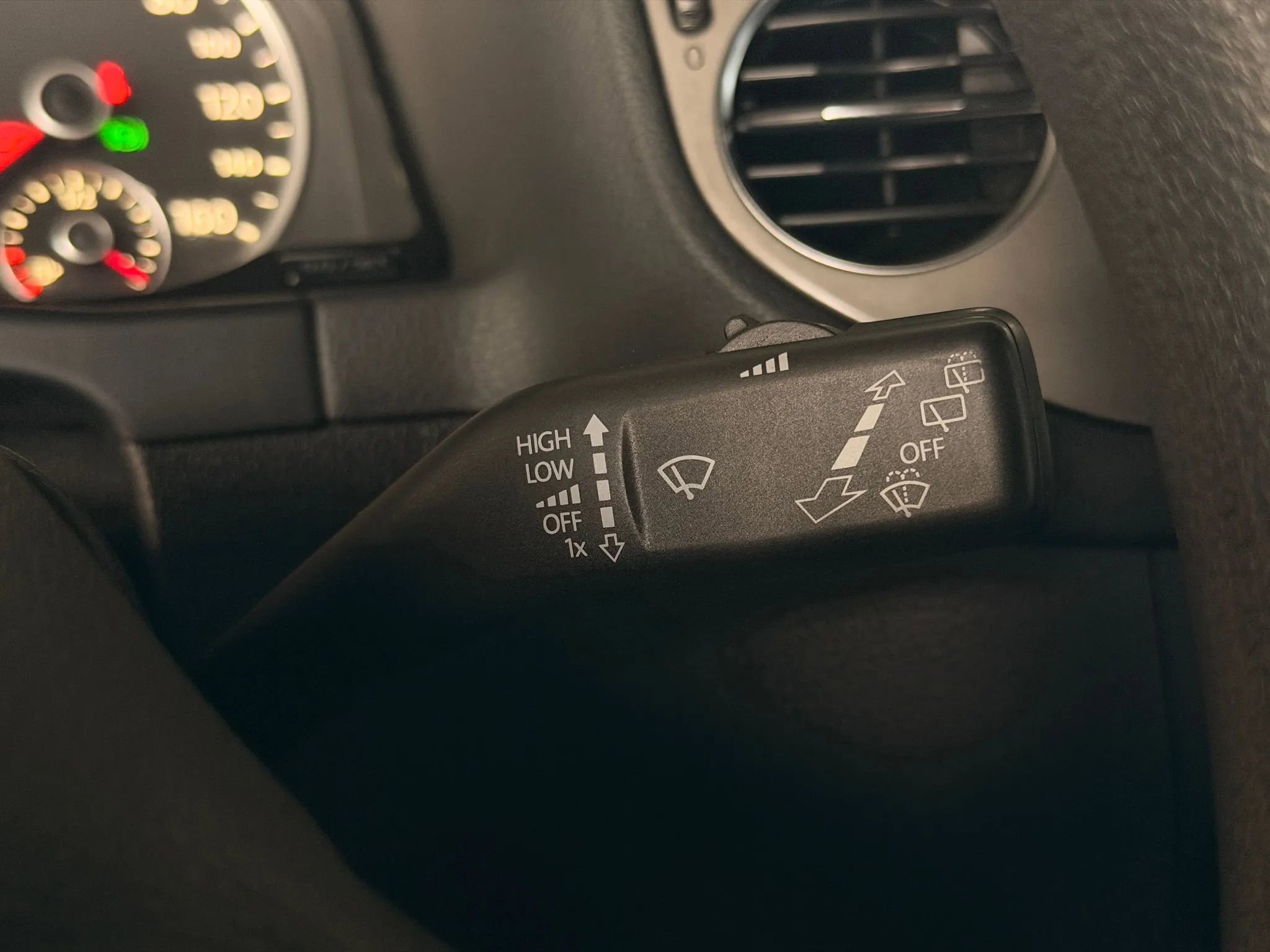 Used 2011 Volkswagen Tiguan S image 37