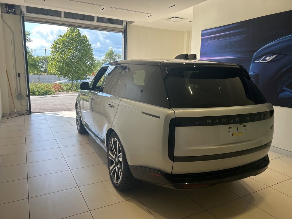 Used 2023 Land Rover Range Rover SE image 2