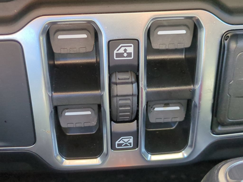 Used 2025 Jeep Wrangler Unlimited Sahara w/ Safety Group AWD/4WD image 26