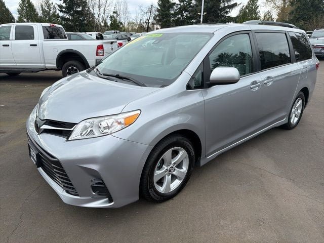 Used 2018 Toyota Sienna LE FWD image 1