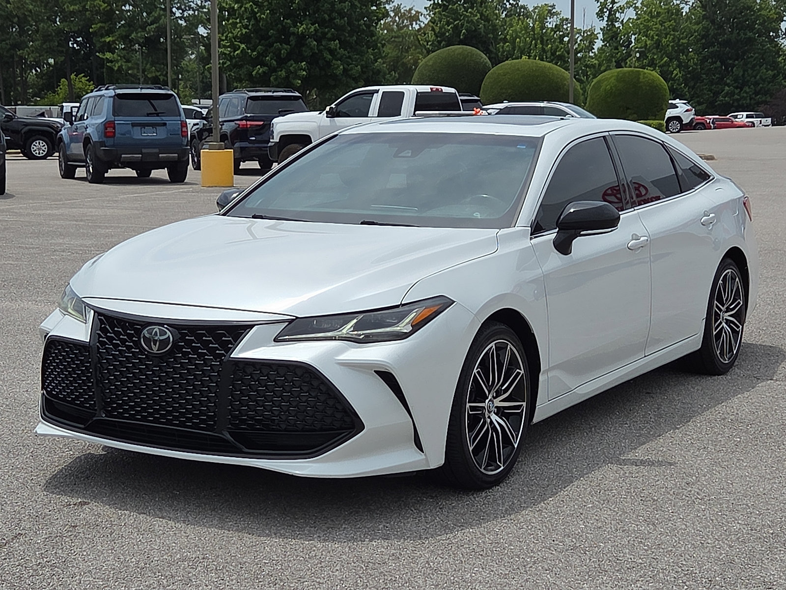 Used 2019 Toyota Avalon Touring FWD image 2