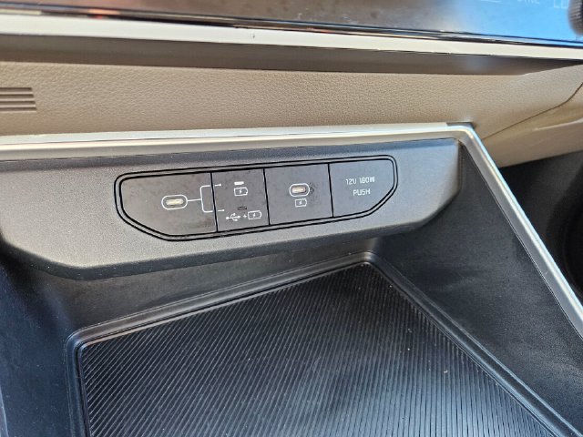 Used 2025 Kia Carnival FWD image 30
