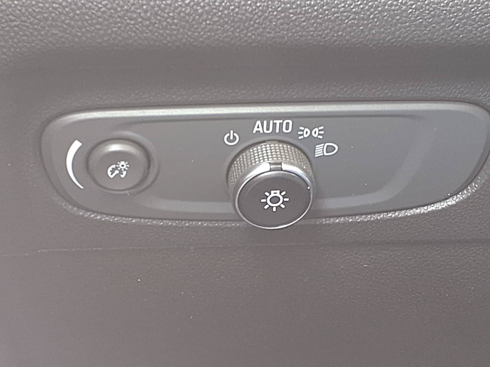 Used 2022 Buick Envision Essence w/ Safety Package FWD image 21