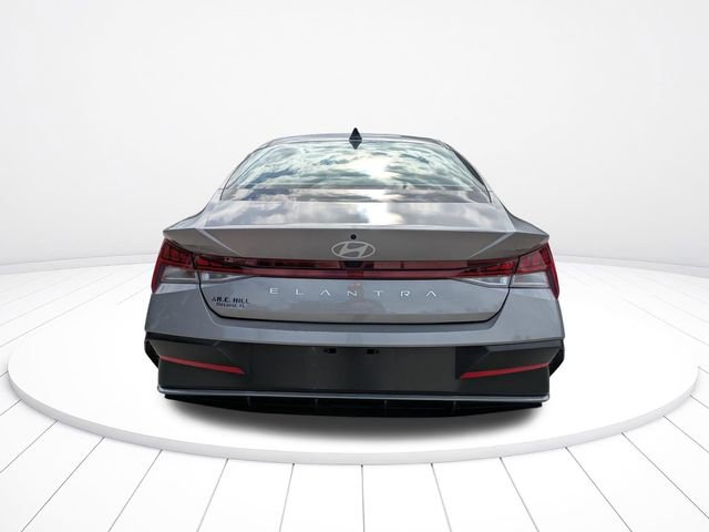Used 2025 Hyundai Elantra SEL image 5