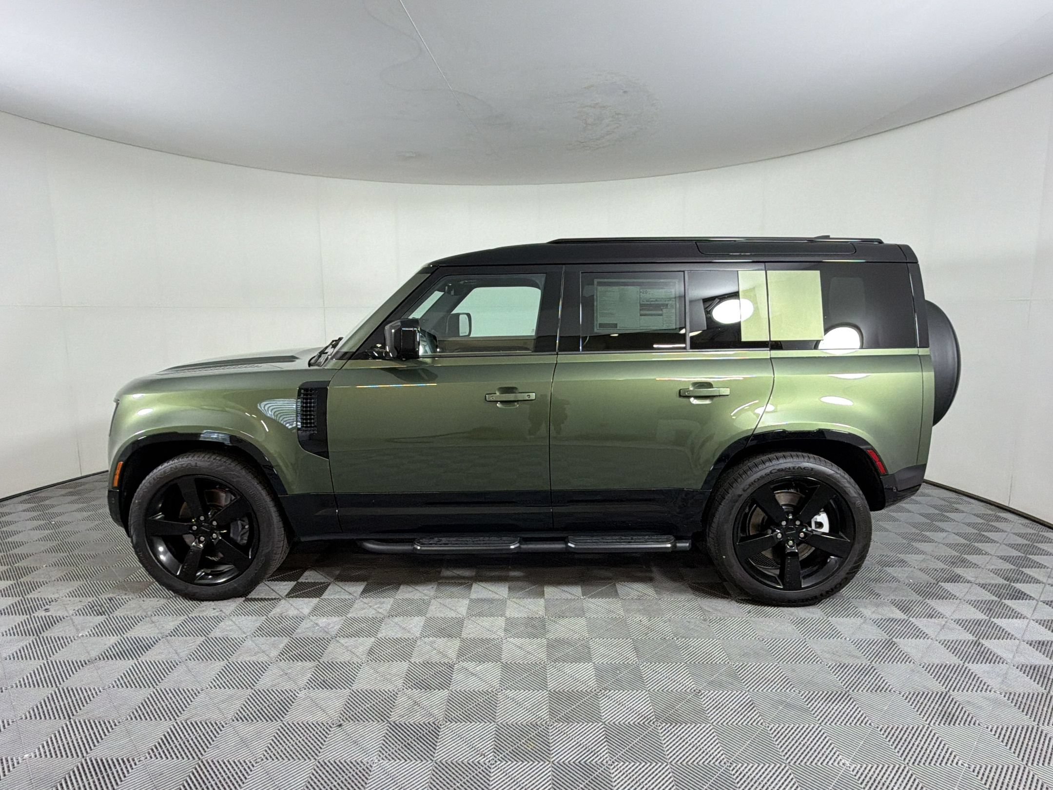 New 2026 Land Rover Defender 110 X-Dynamic SE AWD/4WD image 2