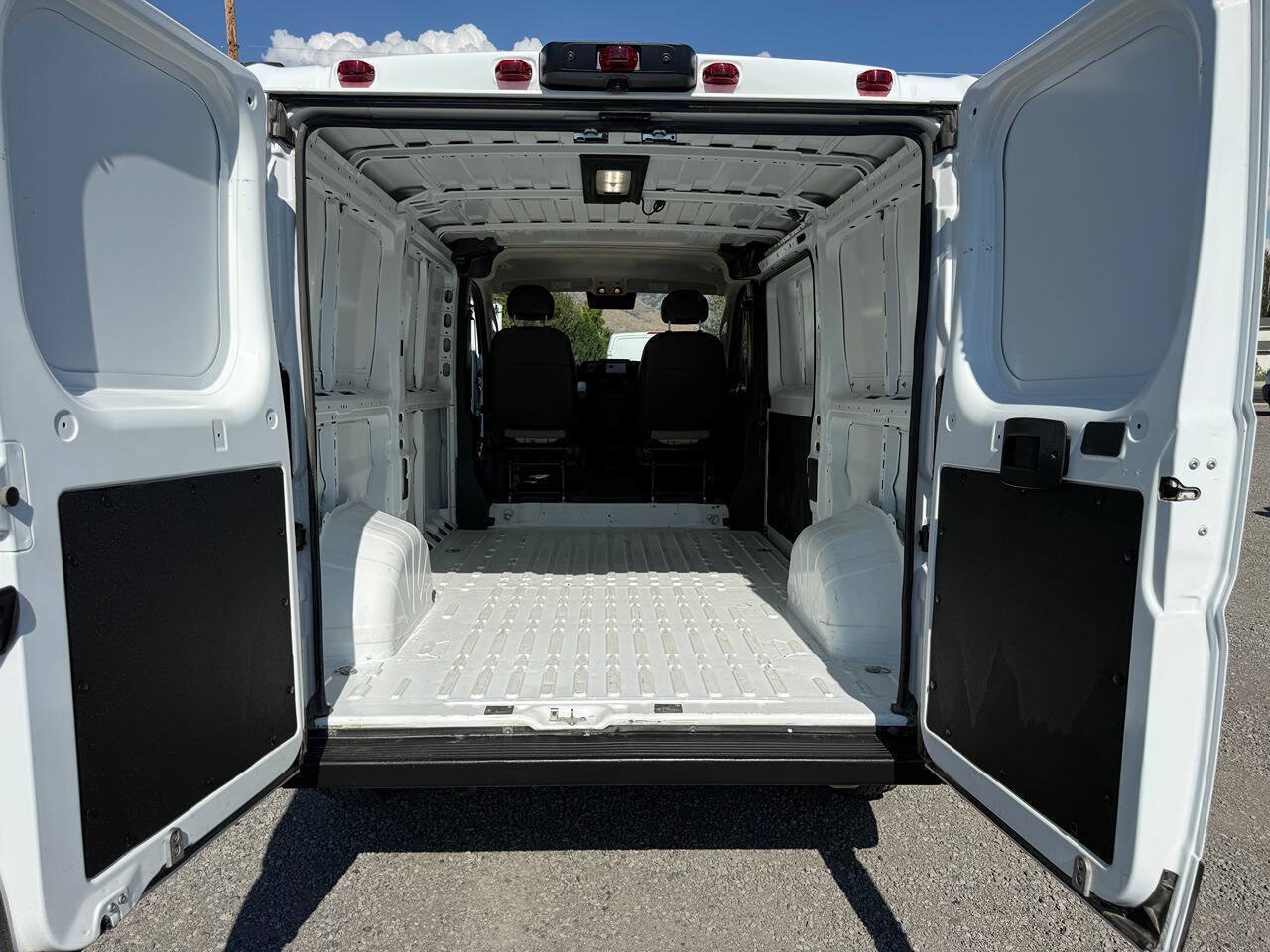 Used 2025 RAM ProMaster 2500 w/ Convenience Group FWD image 19