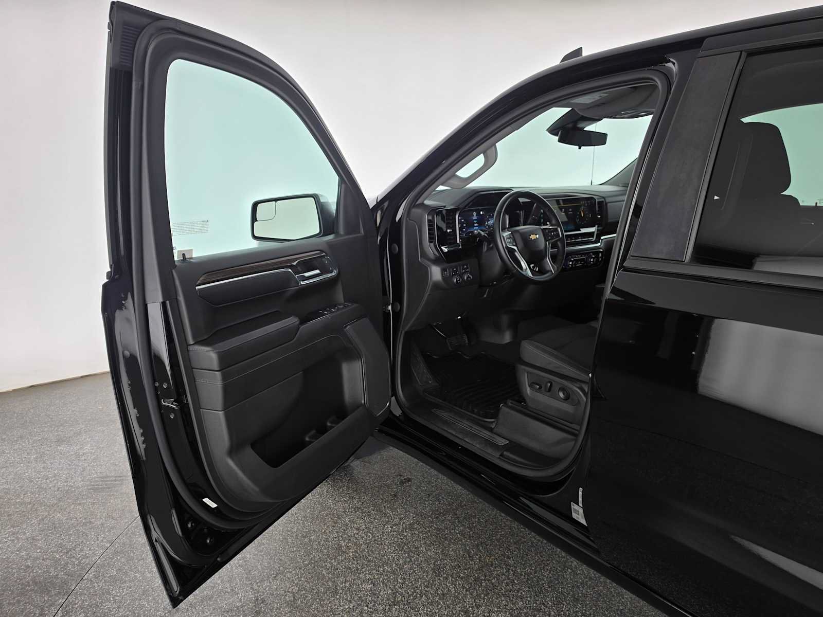 Used 2023 Chevrolet Silverado 1500 LT AWD/4WD image 19