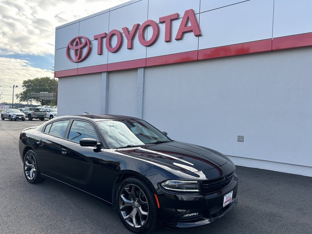 Used 2015 Dodge Charger SXT image 1