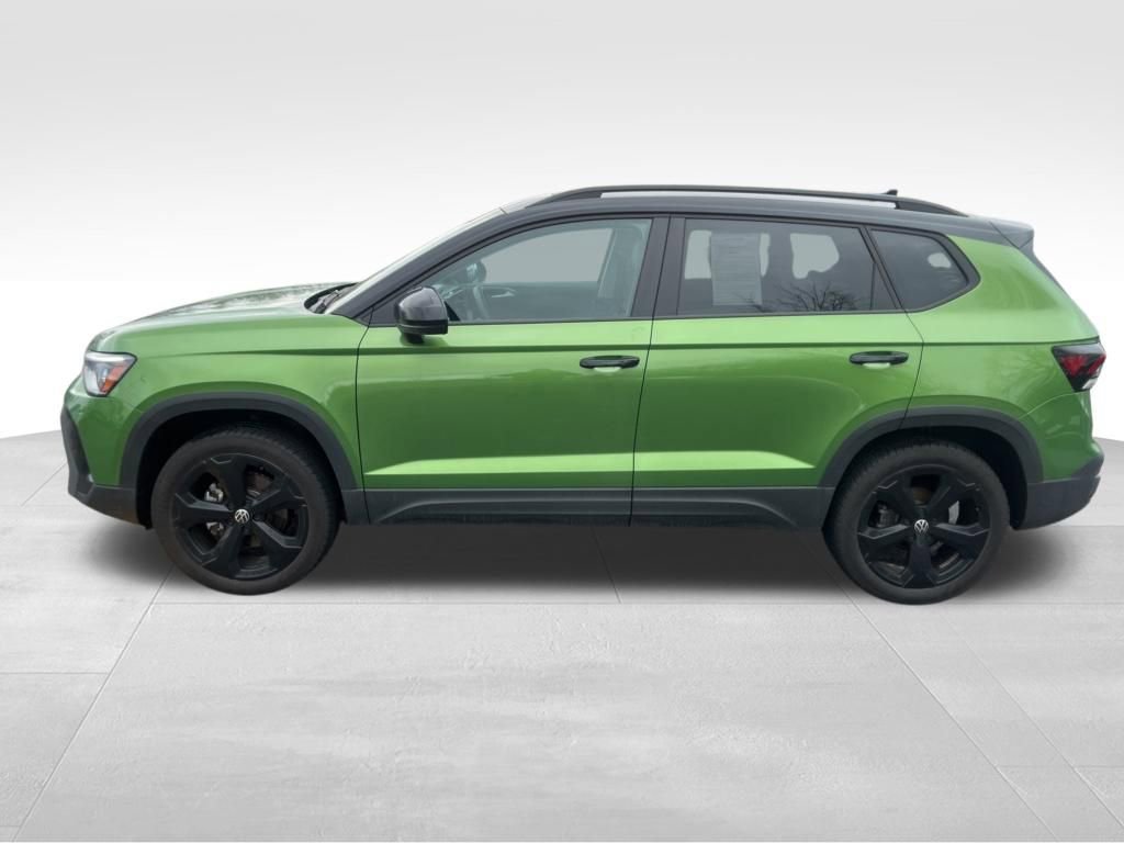 Used 2025 Volkswagen Taos SE image 2