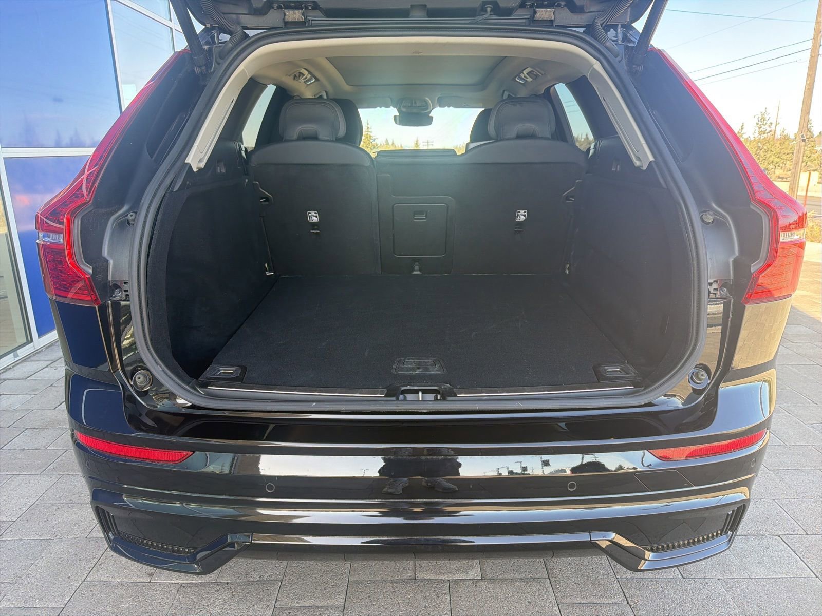 Used 2025 Volvo XC60 B5 Plus AWD/4WD image 9