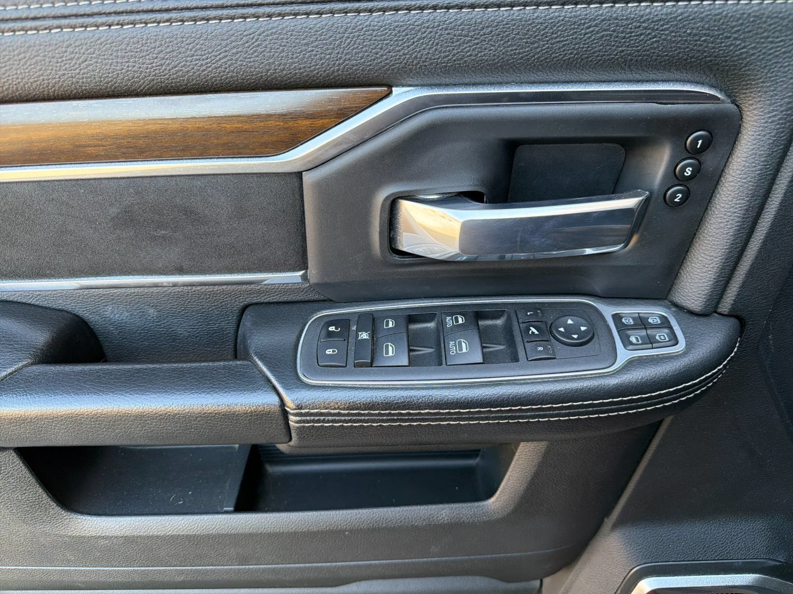 Used 2024 RAM 3500 Laramie w/ Towing Technology Group AWD/4WD image 10