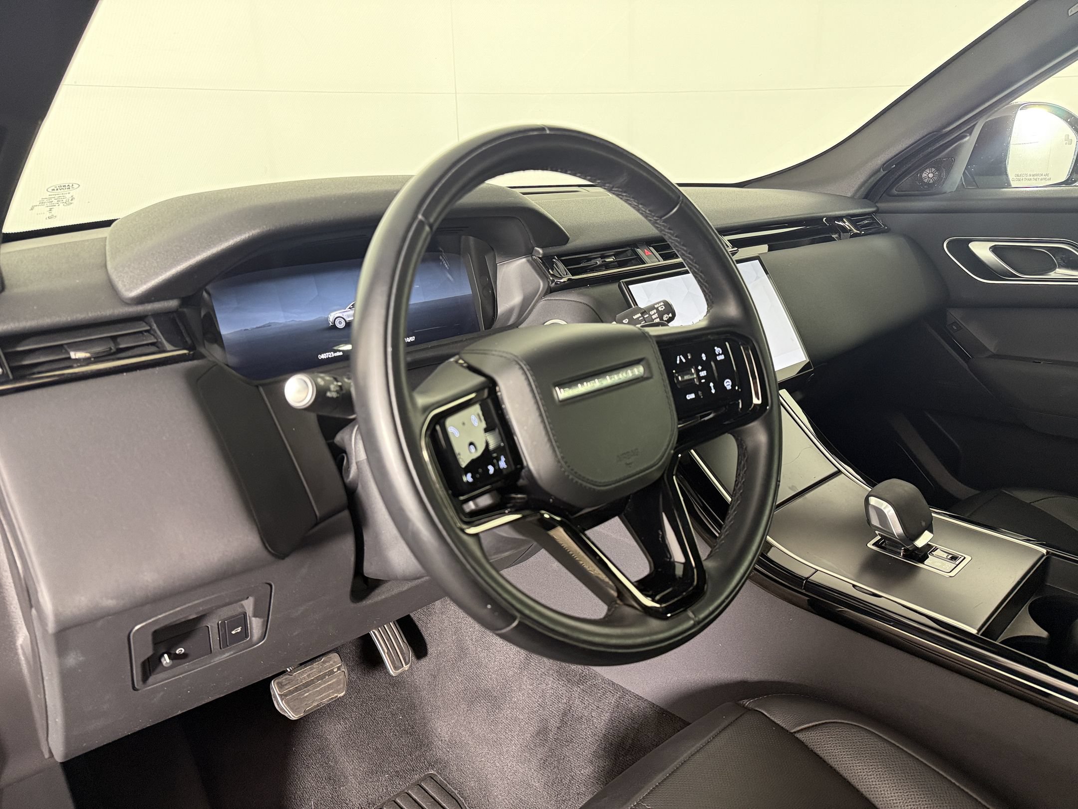 Used 2025 Land Rover Range Rover Velar Dynamic SE AWD/4WD image 4