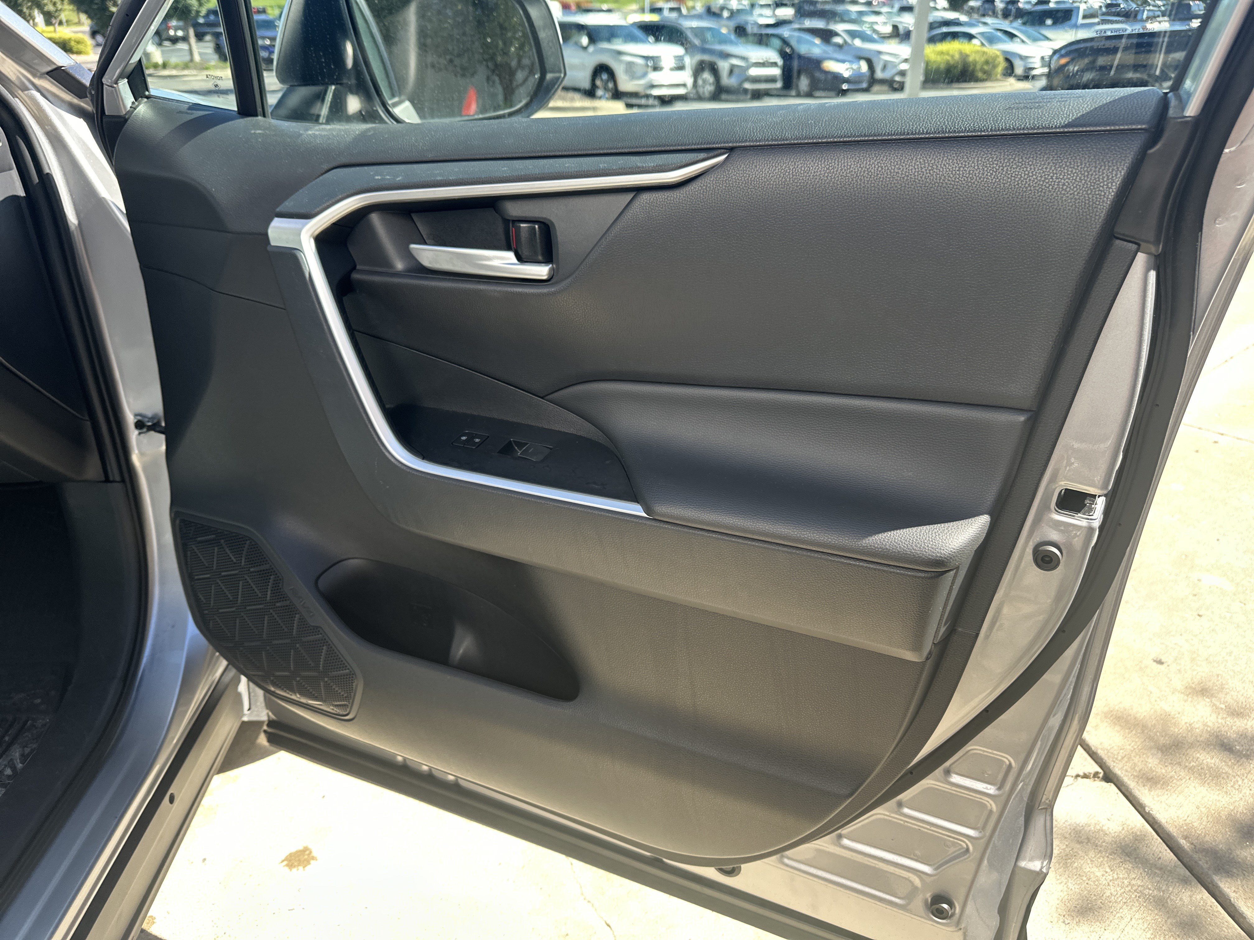 Used 2025 Toyota RAV4 XLE AWD/4WD image 21