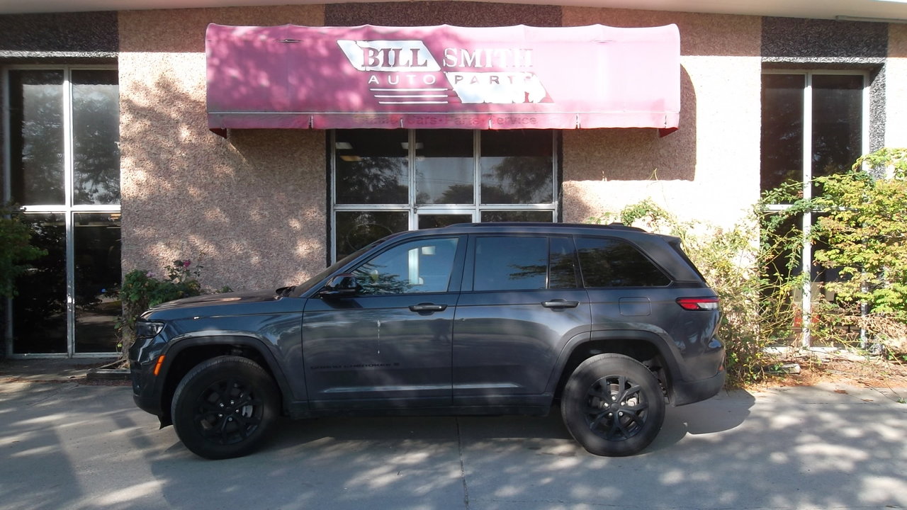 Used 2024 Jeep Grand Cherokee Altitude image 2