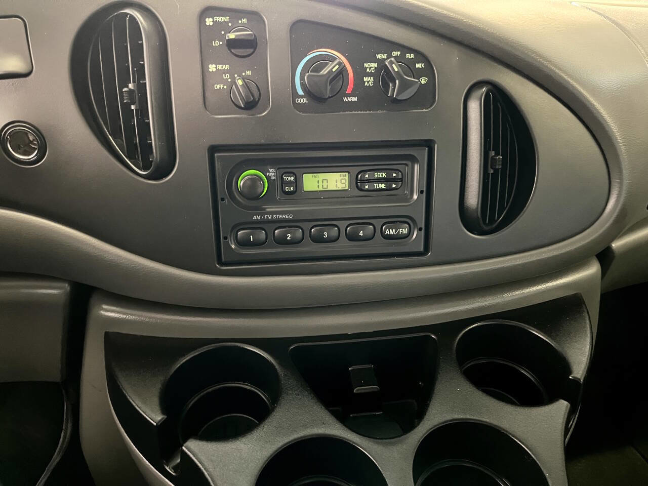 Used 2006 Ford E-350 and Econoline 350 XLT image 11