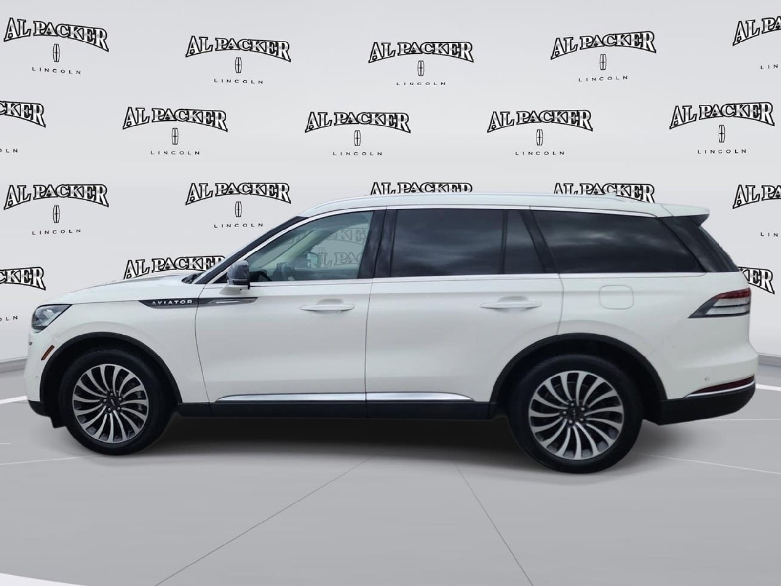 Used 2023 Lincoln Aviator Reserve w/ Equipment Group 201A AWD/4WD image 2