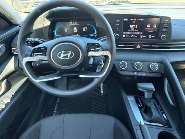 Used 2026 Hyundai Elantra SE FWD image 23