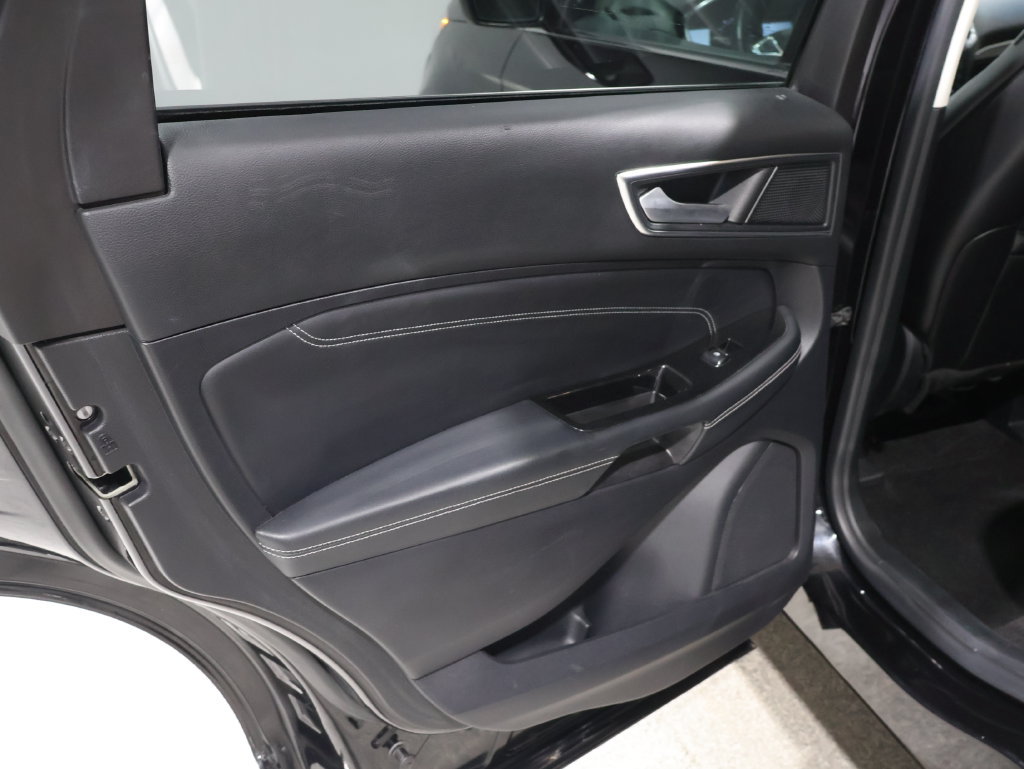 Used 2020 Ford Edge Titanium w/ Equipment Group 301A AWD/4WD image 18