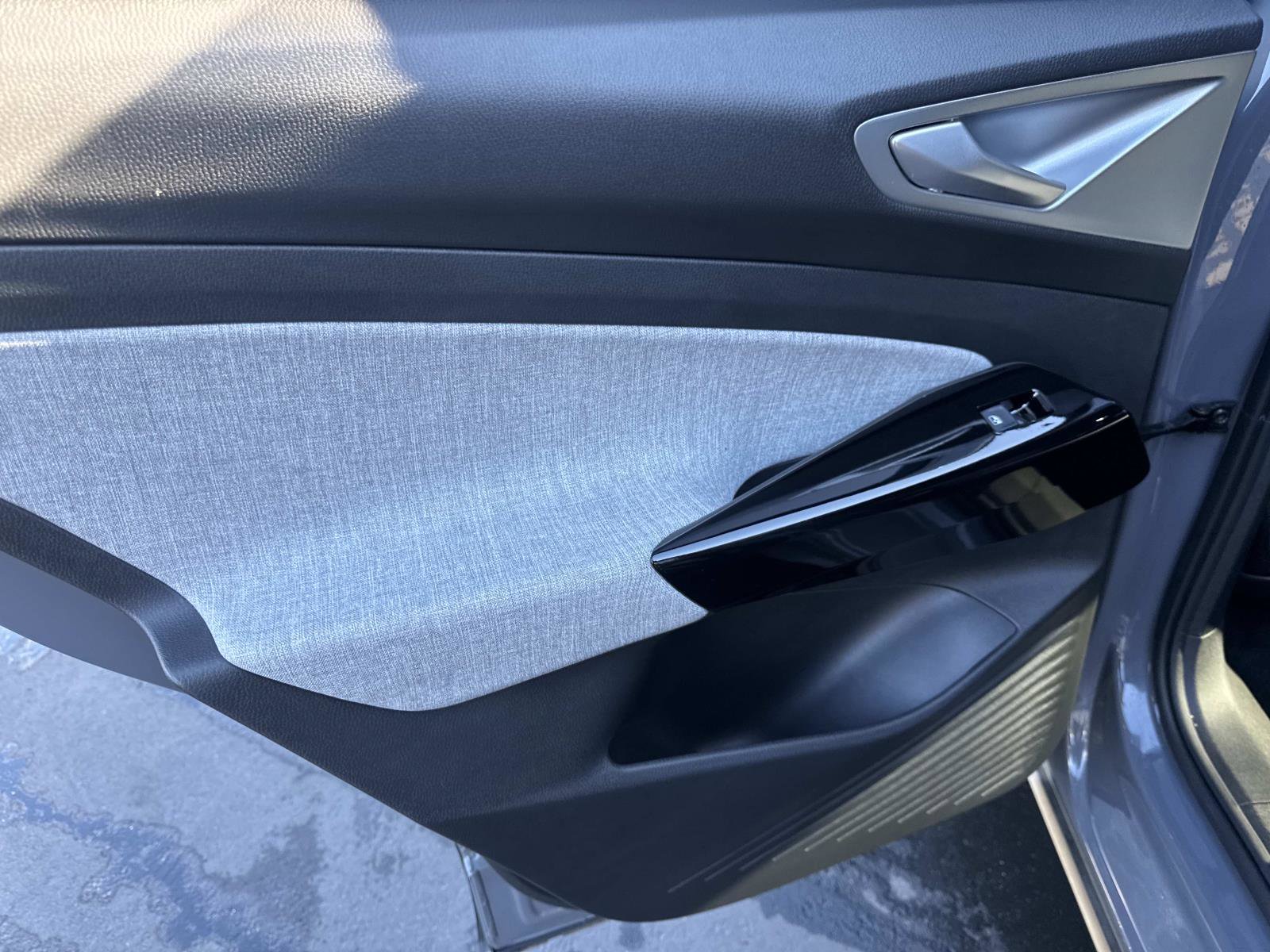 Used 2024 Volkswagen ID.4 Pro image 9