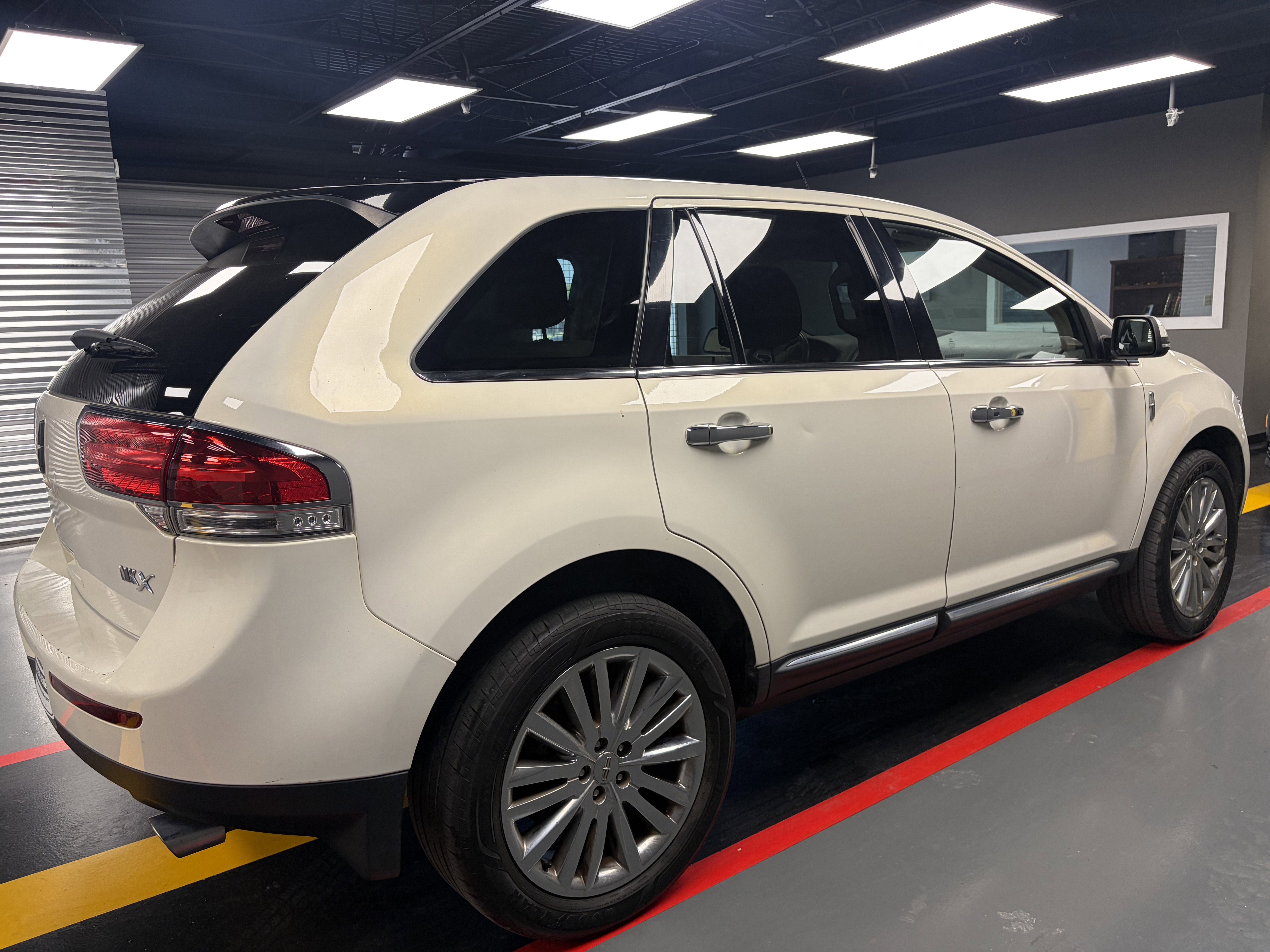 Used 2013 Lincoln MKX FWD image 3
