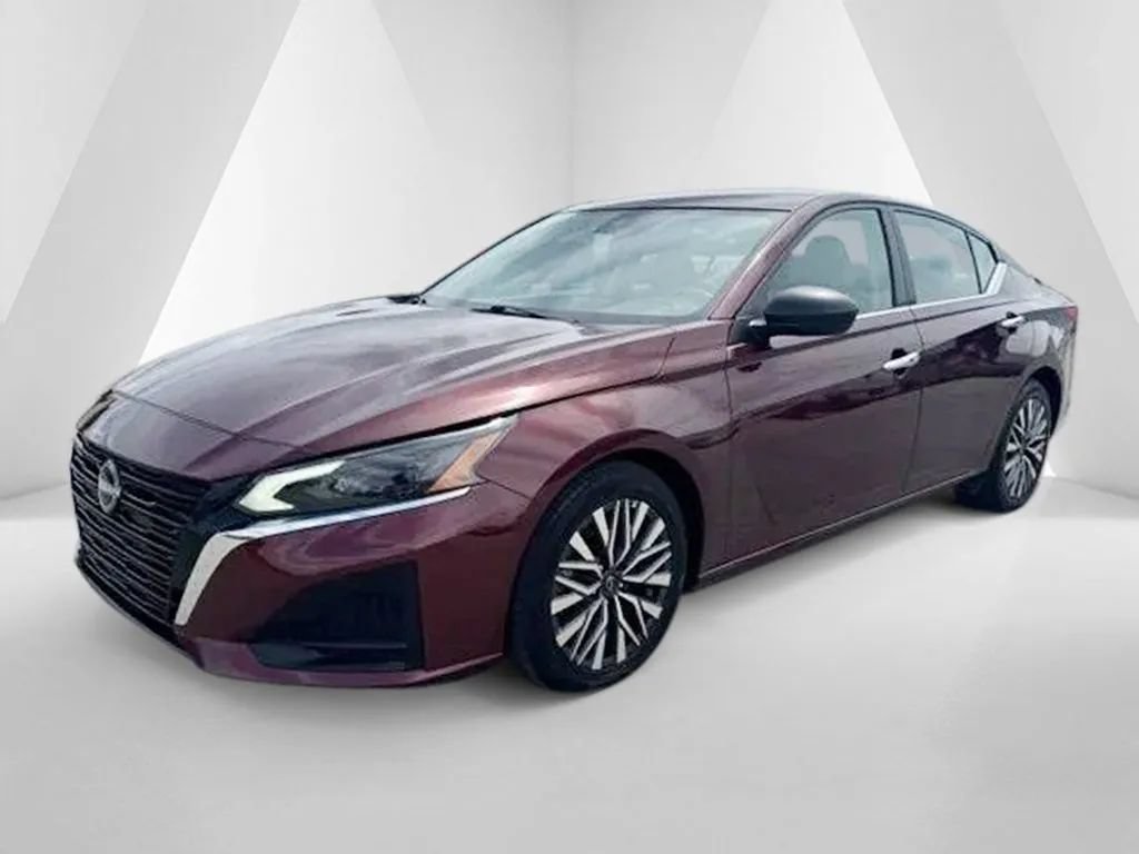 Used 2024 Nissan Altima 2.5 SV FWD image 3
