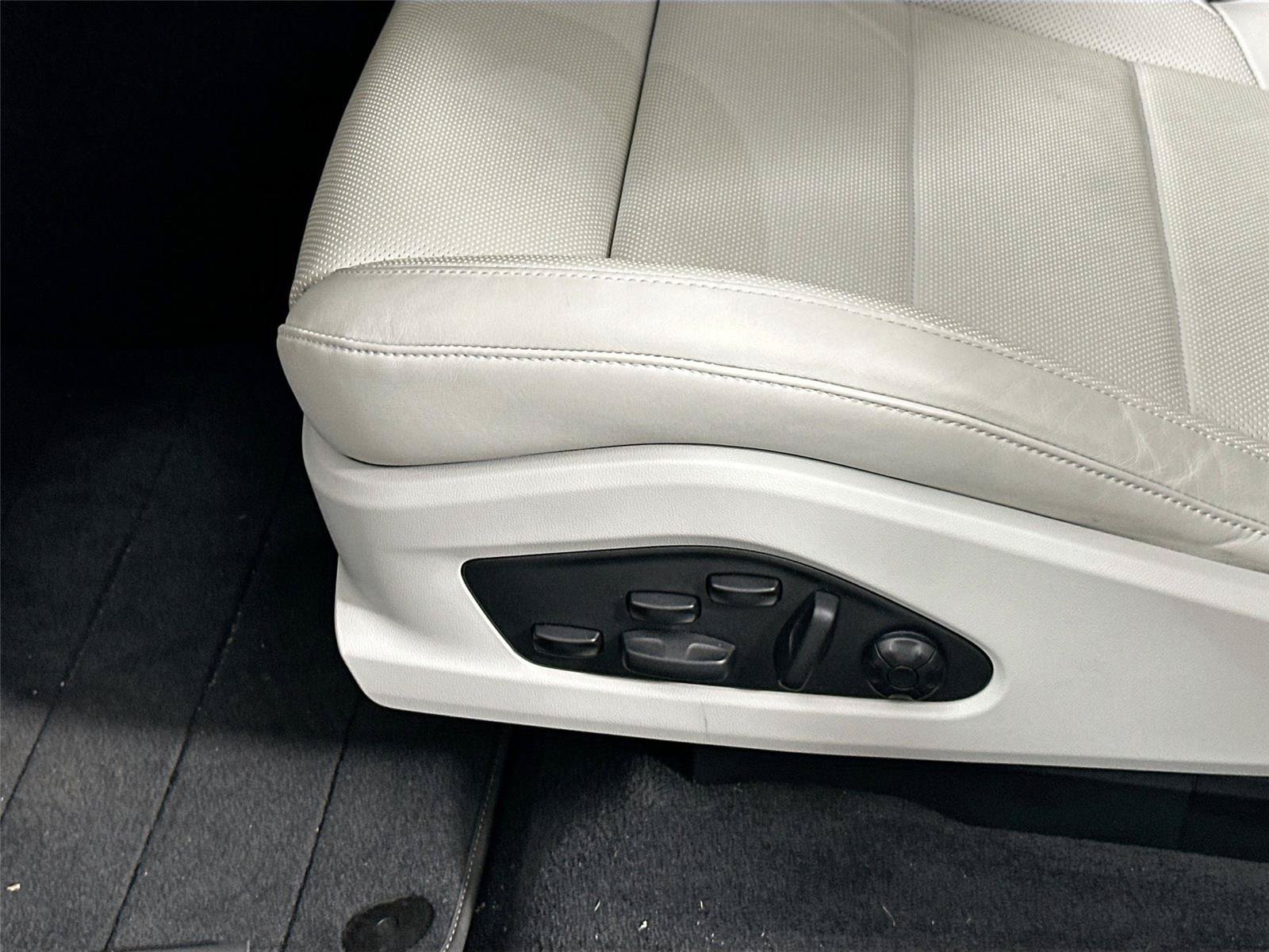 Certified 2024 Porsche Macan Turbo Electric AWD/4WD image 34