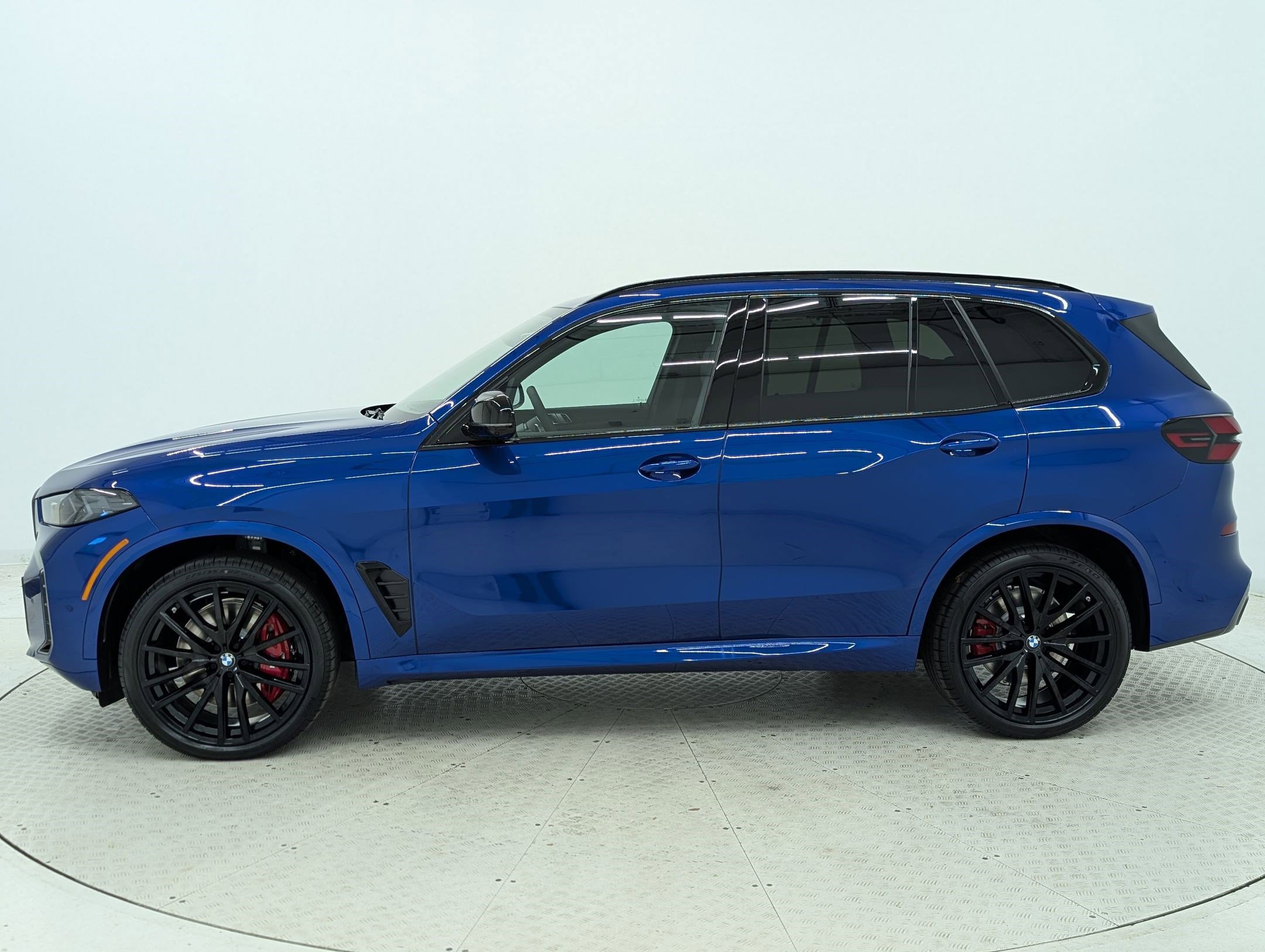 New 2026 BMW X5 M60i w/ Executive Package image 2
