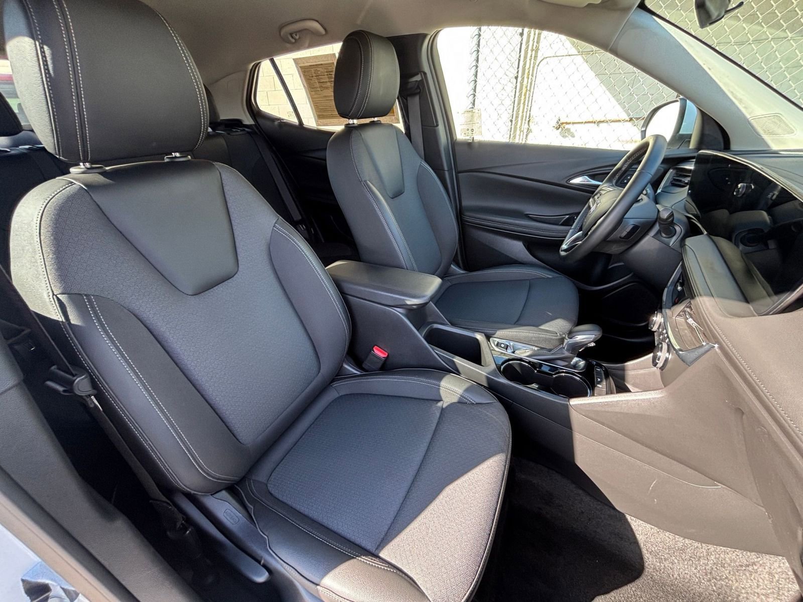 Used 2025 Buick Encore GX Preferred image 36