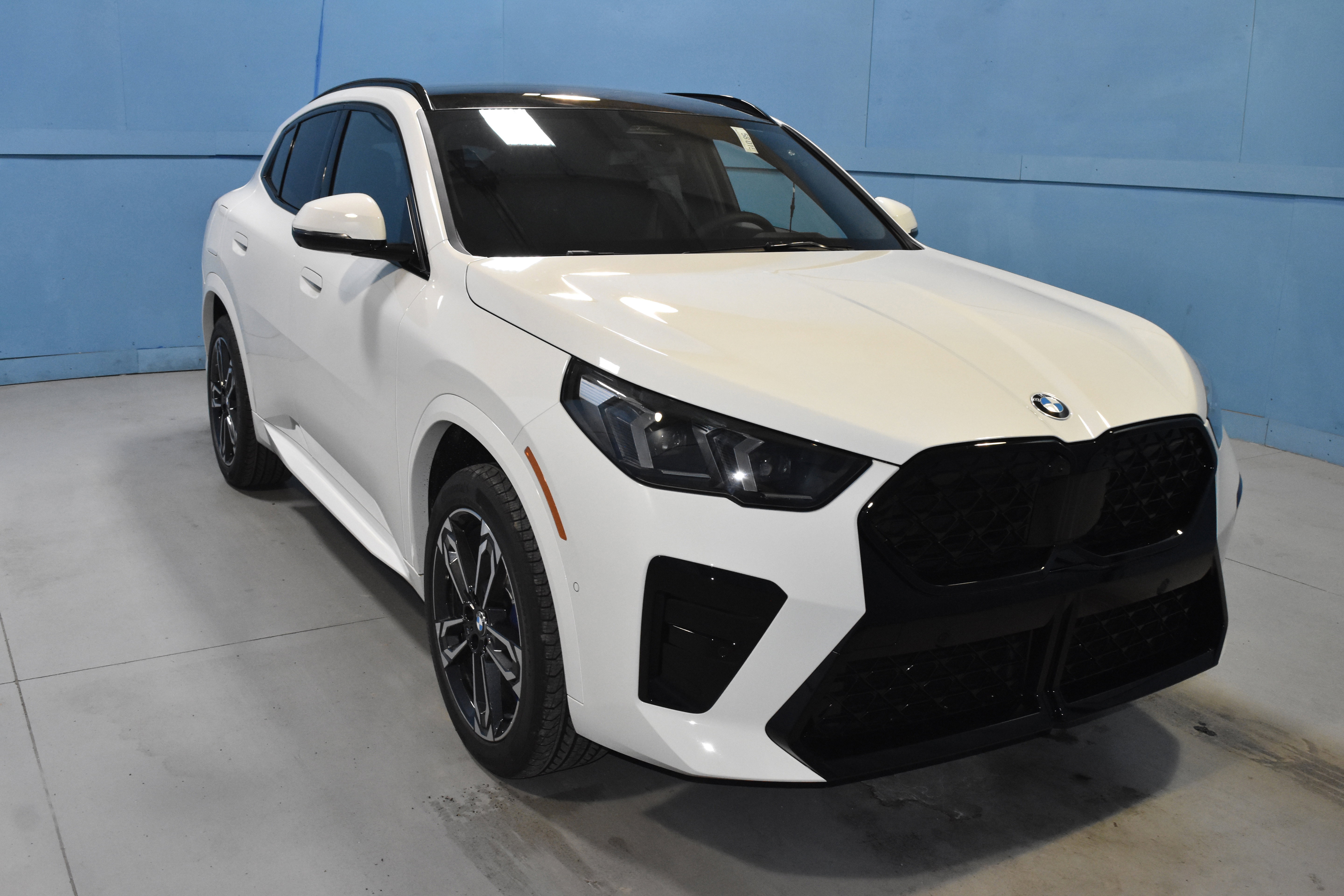 New 2025 BMW X2 xDrive28i w/ Technology Package image 1
