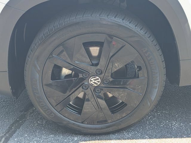 Used 2025 Volkswagen Taos SE FWD image 11