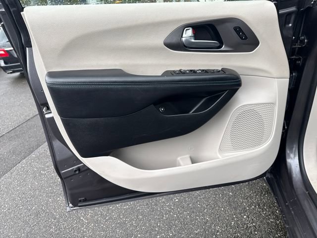 Used 2021 Chrysler Pacifica Touring-L image 18