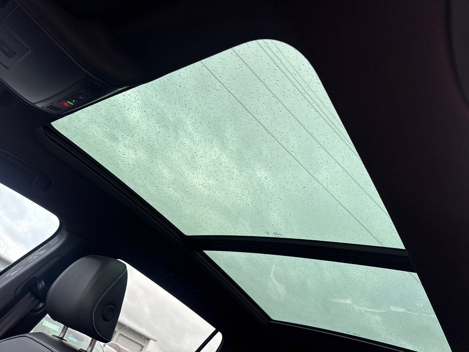 Used 2024 Volkswagen Tiguan SE R-Line image 32