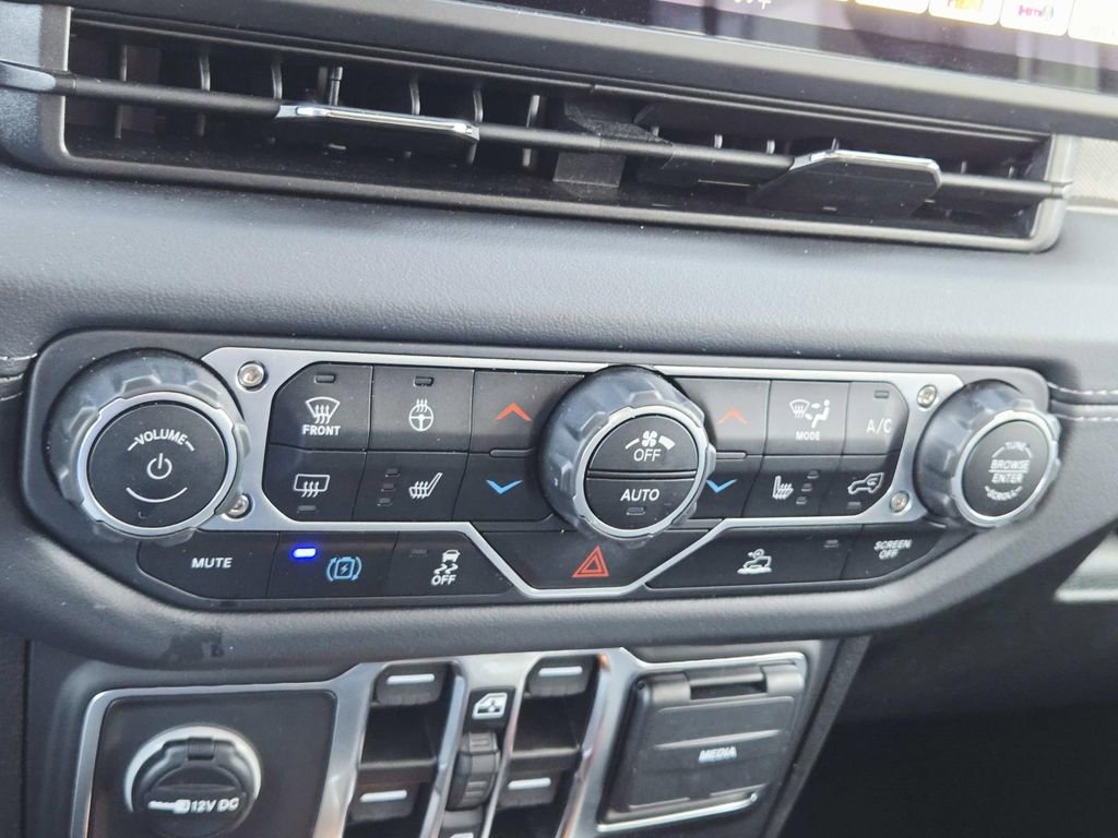 Used 2025 Jeep Wrangler Unlimited Sahara image 27