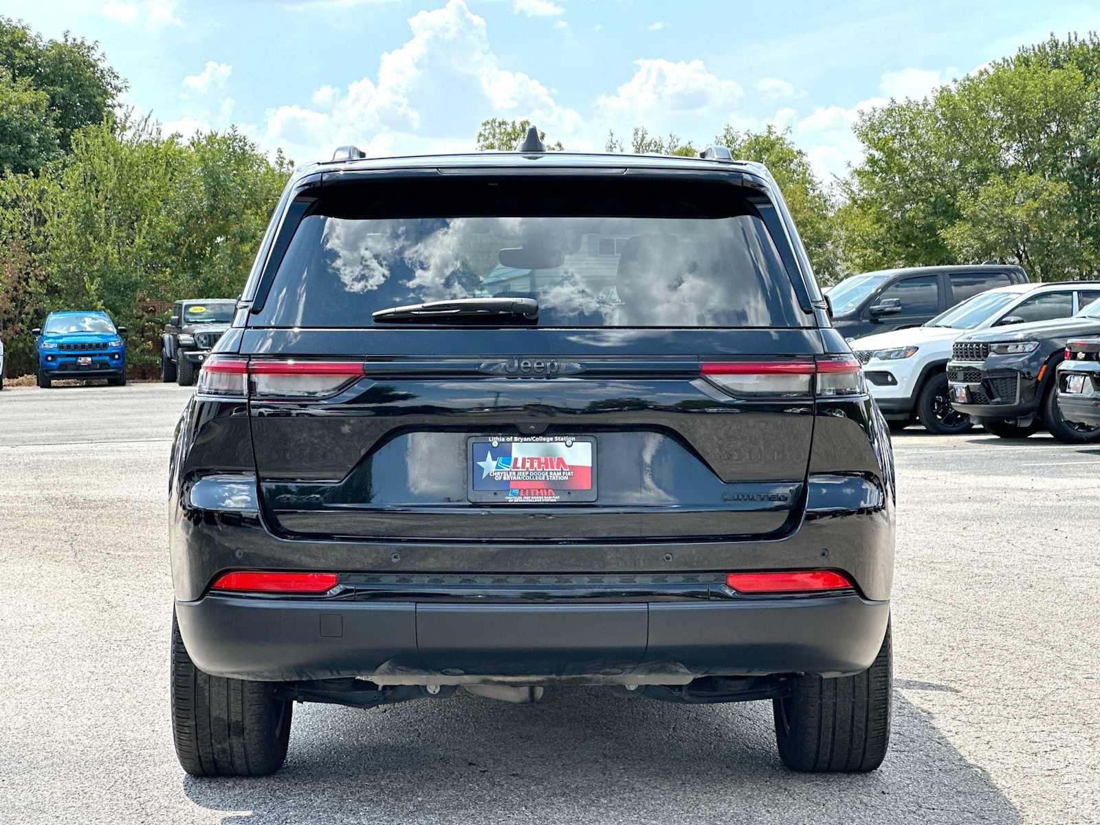 Used 2023 Jeep Grand Cherokee Limited w/ Black Appearance Package AWD/4WD image 14