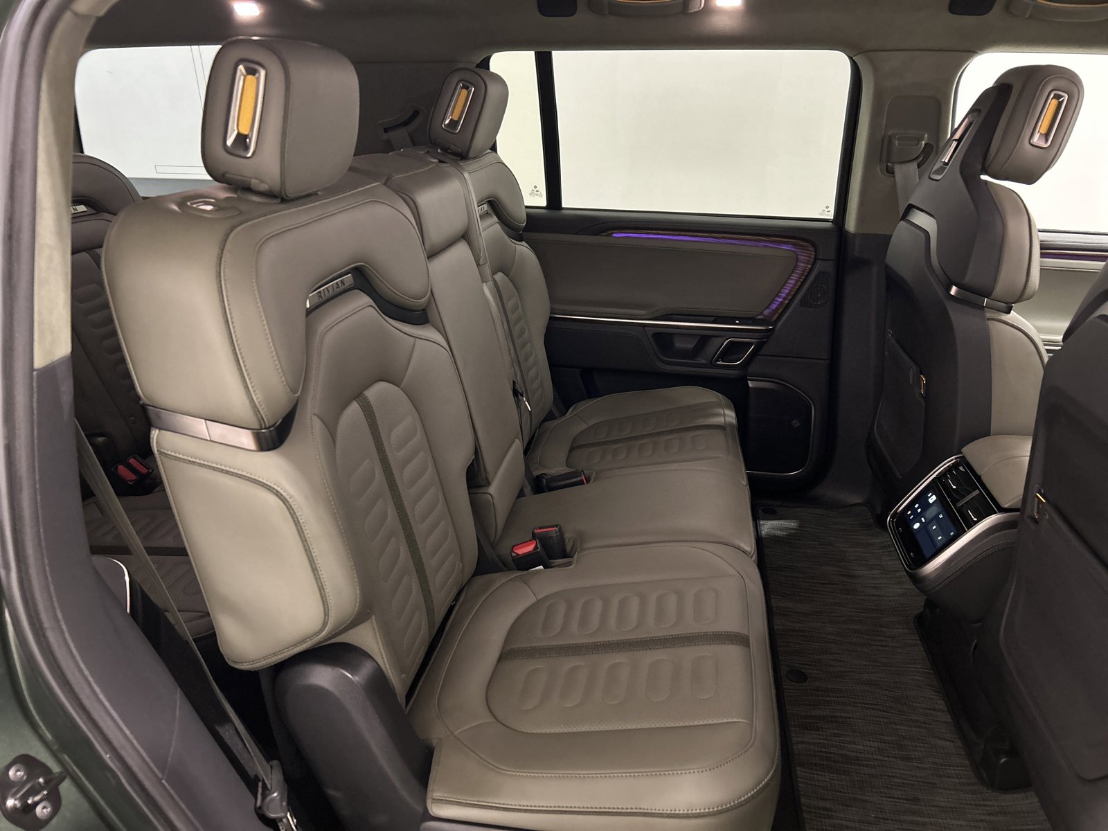 Used 2024 Rivian R1S Adventure AWD/4WD image 23