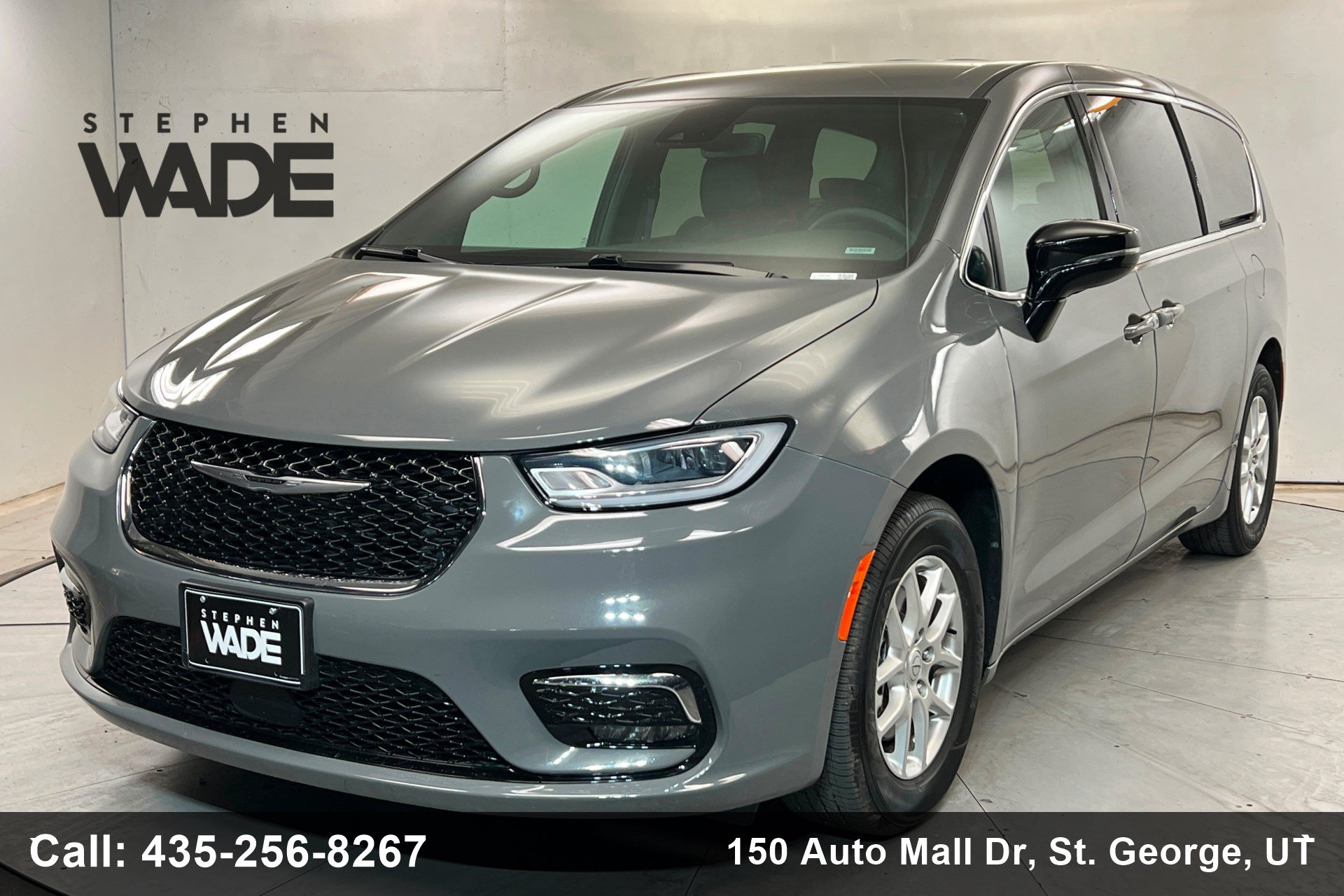 Used 2025 Chrysler Pacifica Select