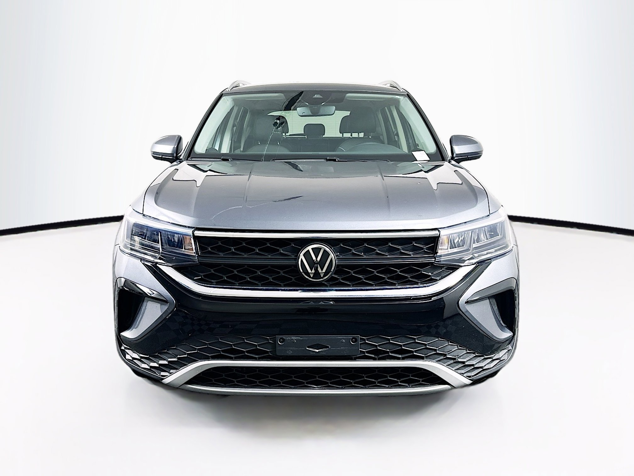 Used 2024 Volkswagen Taos SE FWD image 2
