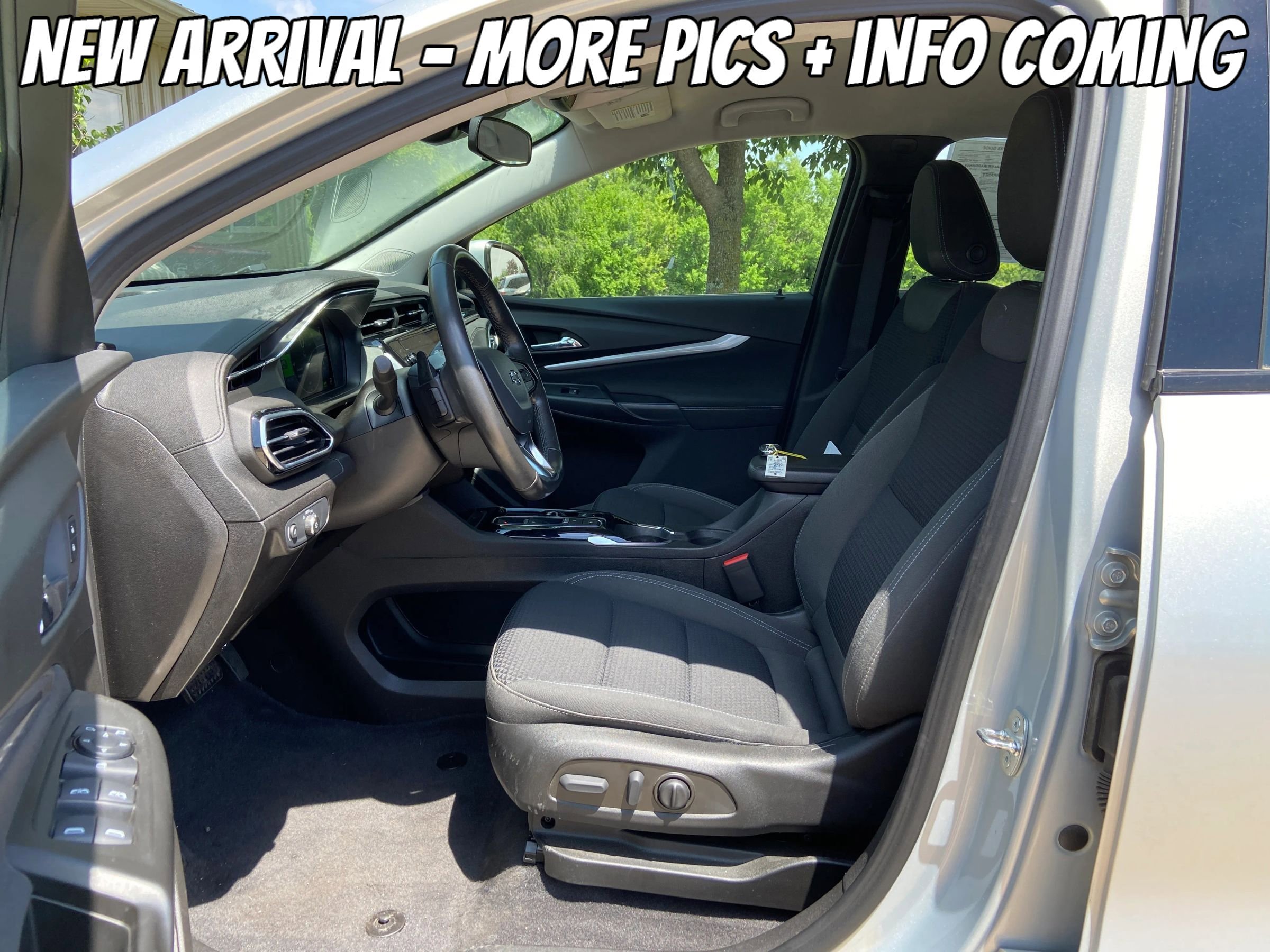 Used 2022 Chevrolet Bolt EUV LT w/ Comfort Package FWD image 3